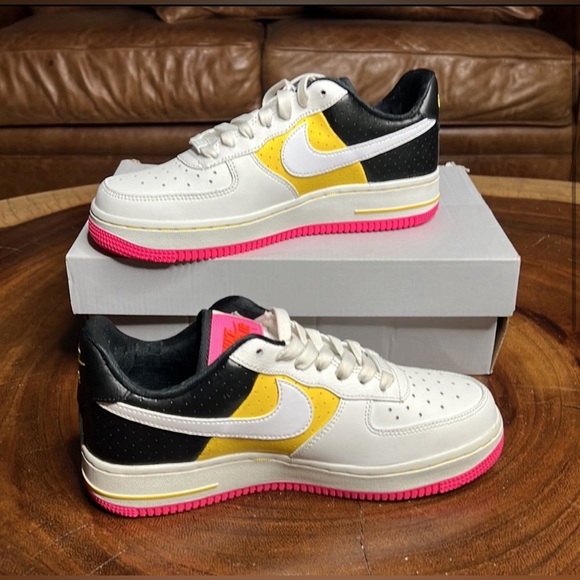 27: Nike: W Air Force 1 ‘07 SE MOTO: Size 7 - Picture 3 of 8